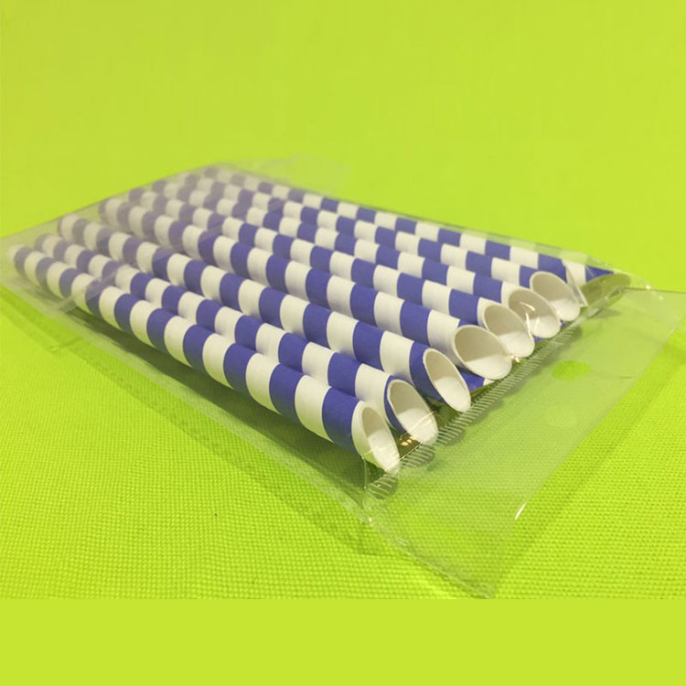 Palha de papel com corte na boca mergulhada